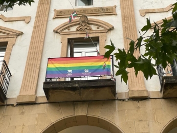 Bandera LGTBIQ+ en el Ayuntamiento / LGTBIQ+ bandera udaletxean.